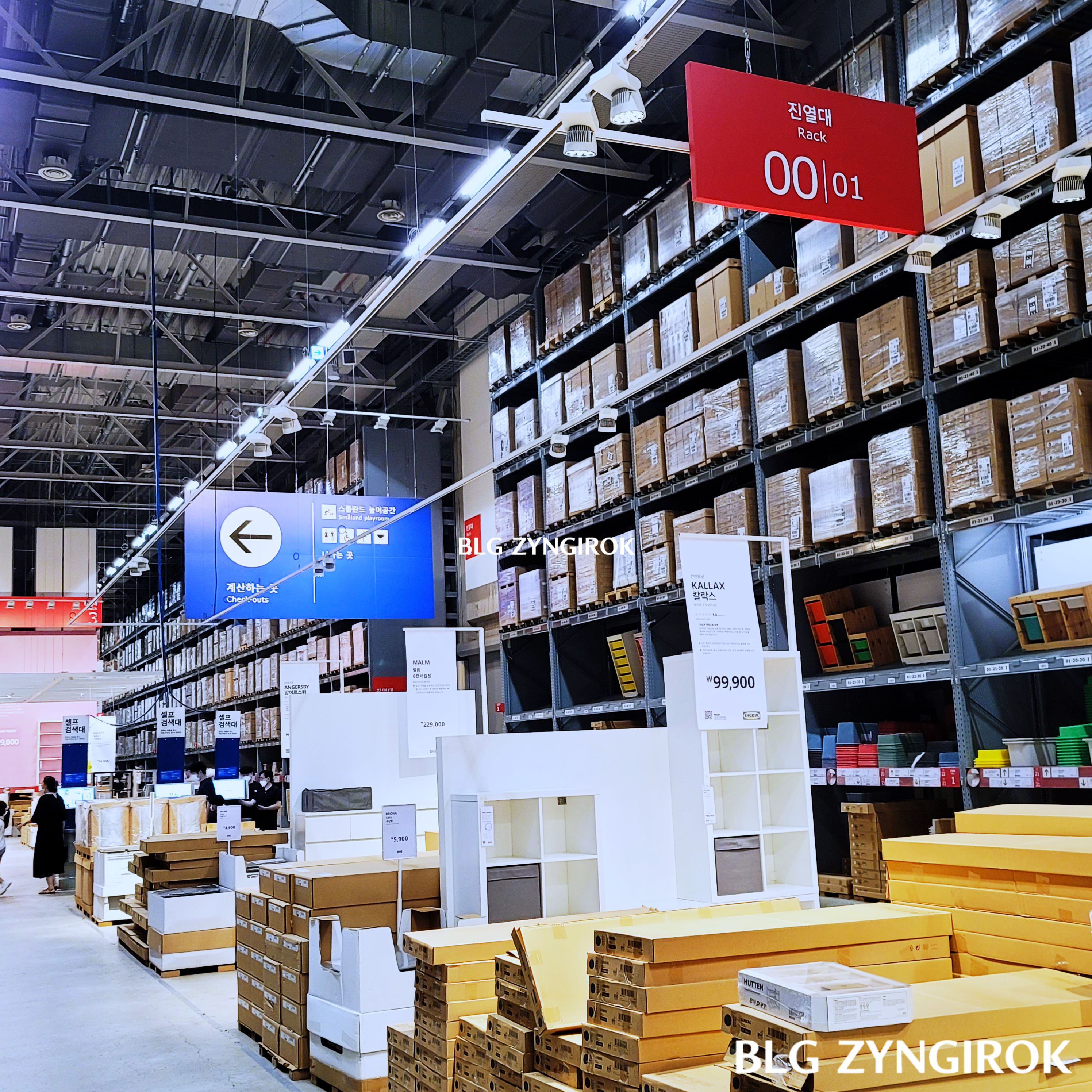 이케아-1층-제품들이-쌓여있는-모습이다.