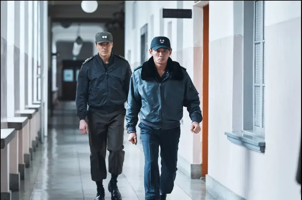 사무실 복도에서 앞으로 걸어가는 전두광과 그의 부하