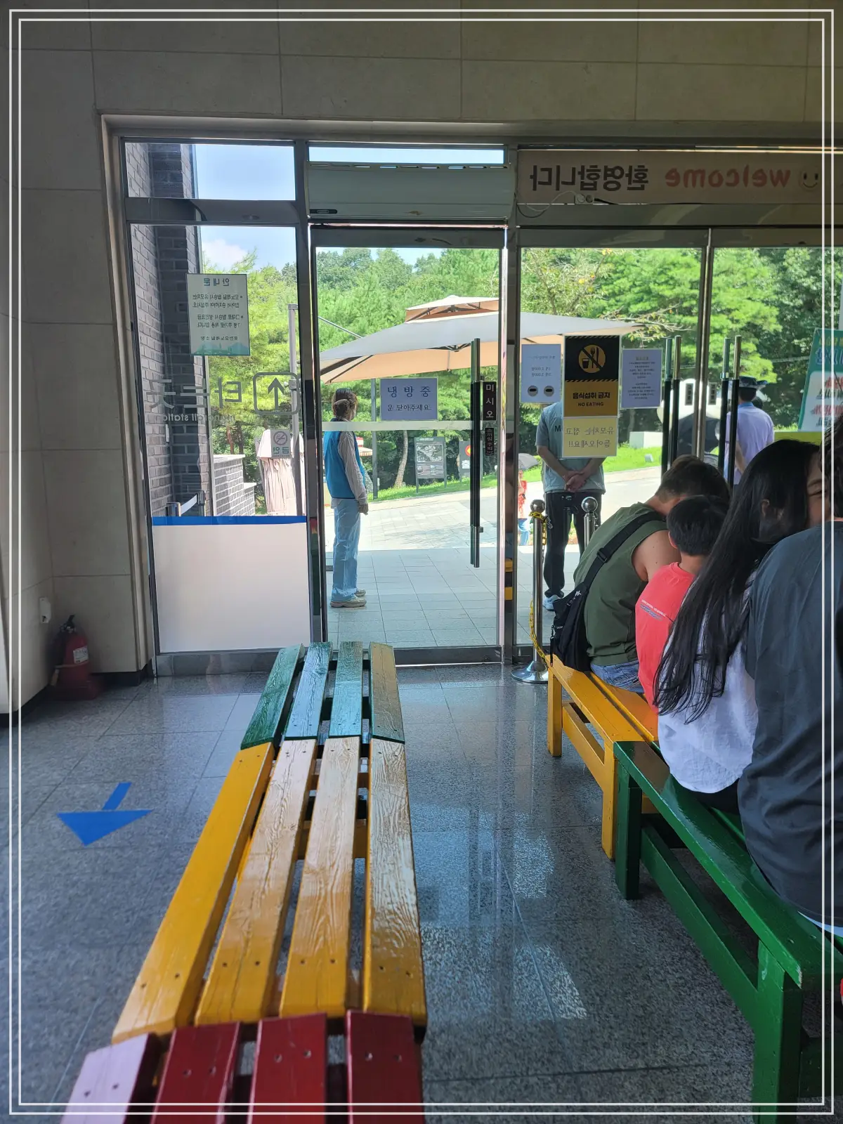 모노레일-탑승장-내부-대기-의자