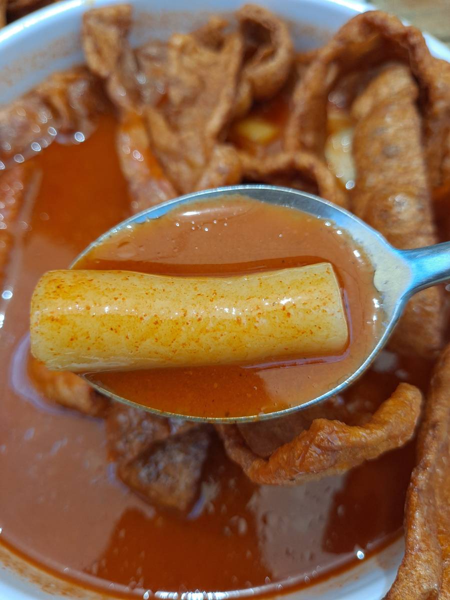 수저로 떡볶이 먹다