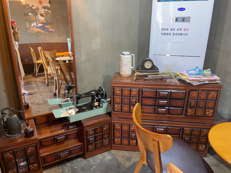 사맛디-커피실록-2층-내부-모습