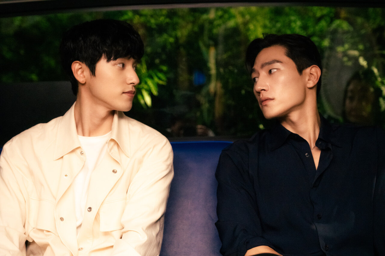 흥수와 흥수의 연인 수호가 버스의 맨 뒷자리에 앉아 서로를 바라보는 모습