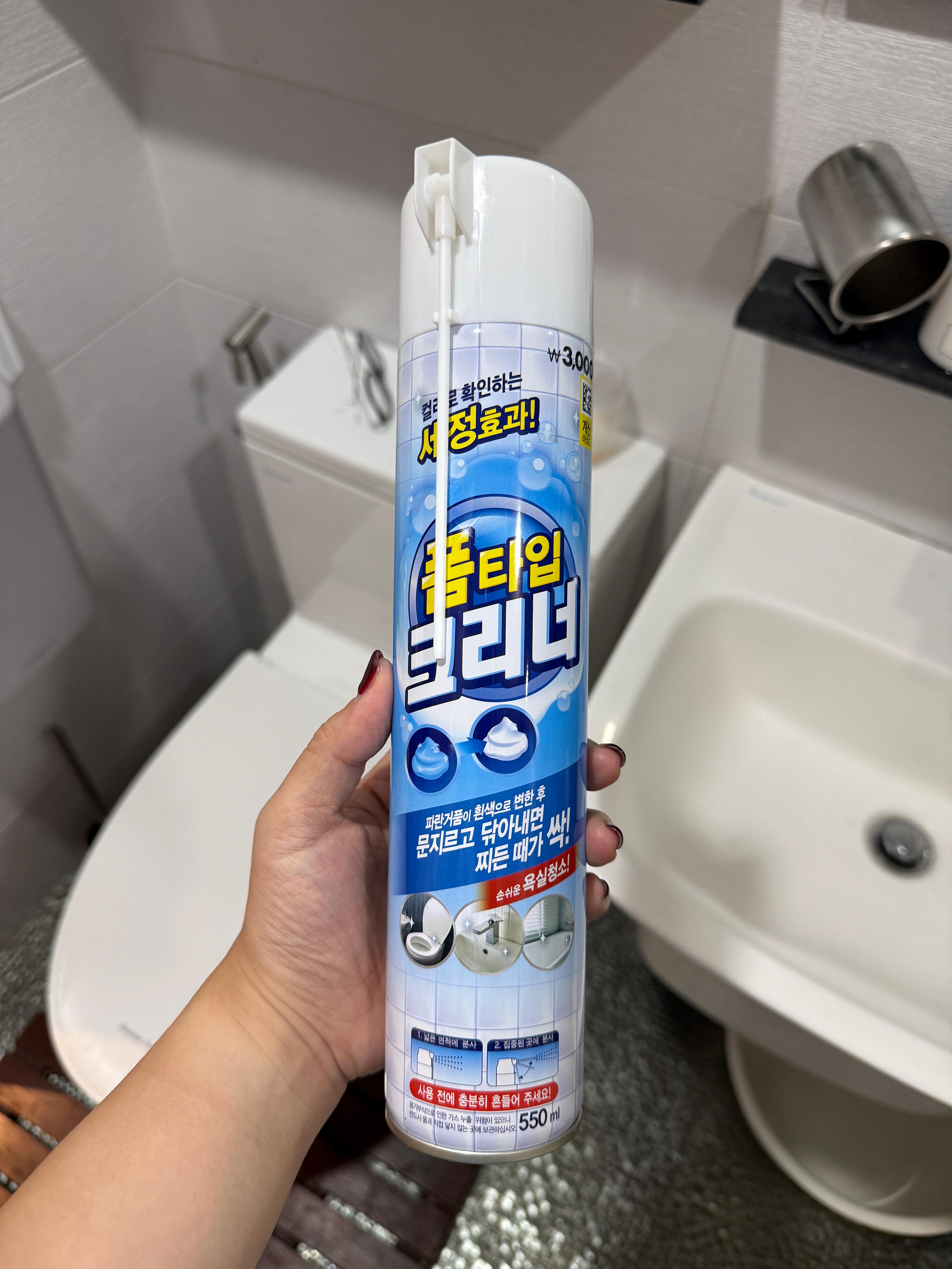 욕실 세면대 앞에서 촬영한 파란색 다이소 폼타입 클리너 550mL 제품