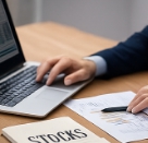 노트북과 사람이 있는 모습