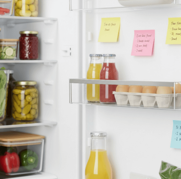 냉장고에 재료들에 대해 포스트잇을 붙인 사진