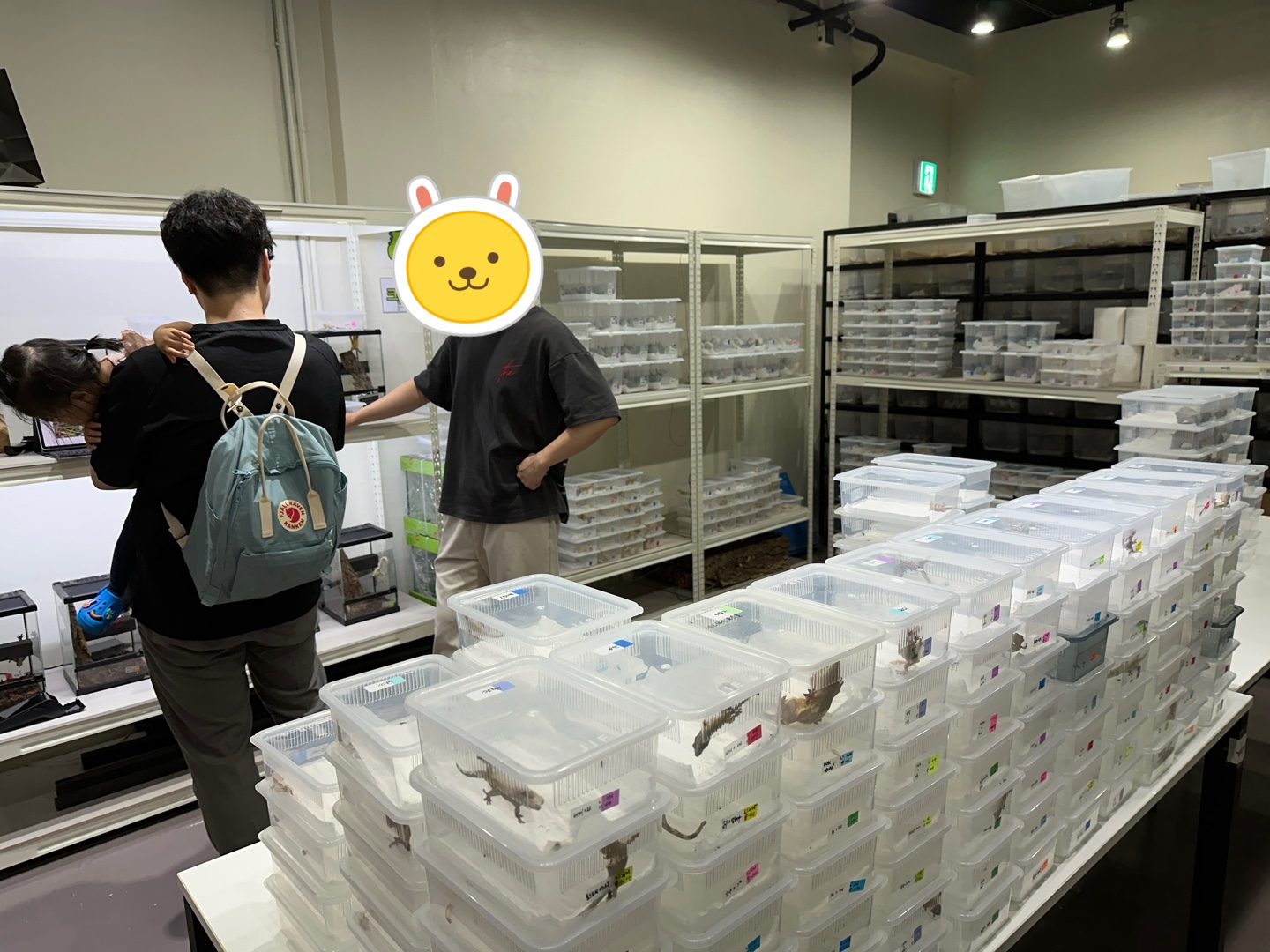 아이안고-퍼플핸드님과-이야기중인-육아하는-남편-뒷모습