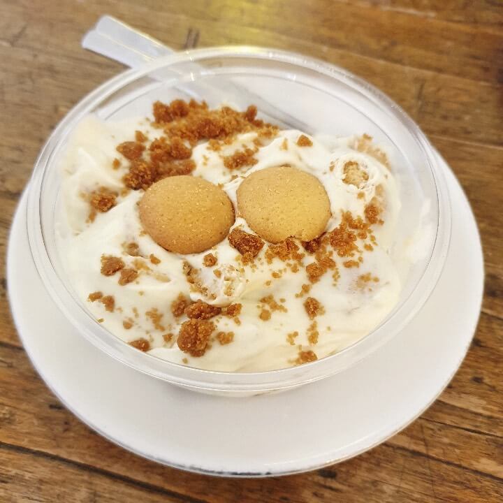 니드스윗-바나나푸딩-계란과자-두개가-올려져있다