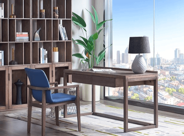 사무실 풍경이다. 나무 책상이 있고 유리창 너머로 건물들이 보인다.