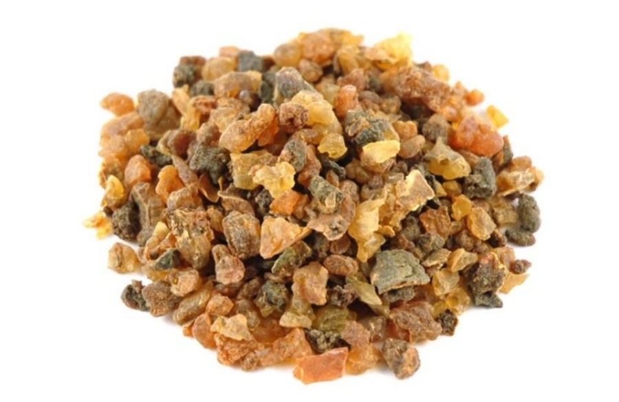 야생에서 채취를 한 노란 결정물체인 몰약을 하얀 바닥 위에 수북하게 쌓아두고 확대를 하여 찍은 사진