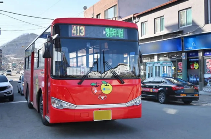 알트태그-청송군위 시내버스 요금 무료화는 두달째 시행중입니다. 시내버스가 주행중인 모습니다.