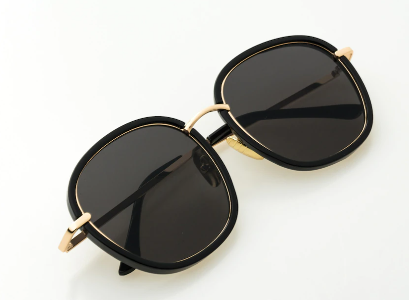 바닥에 놓여있는 썬글라스