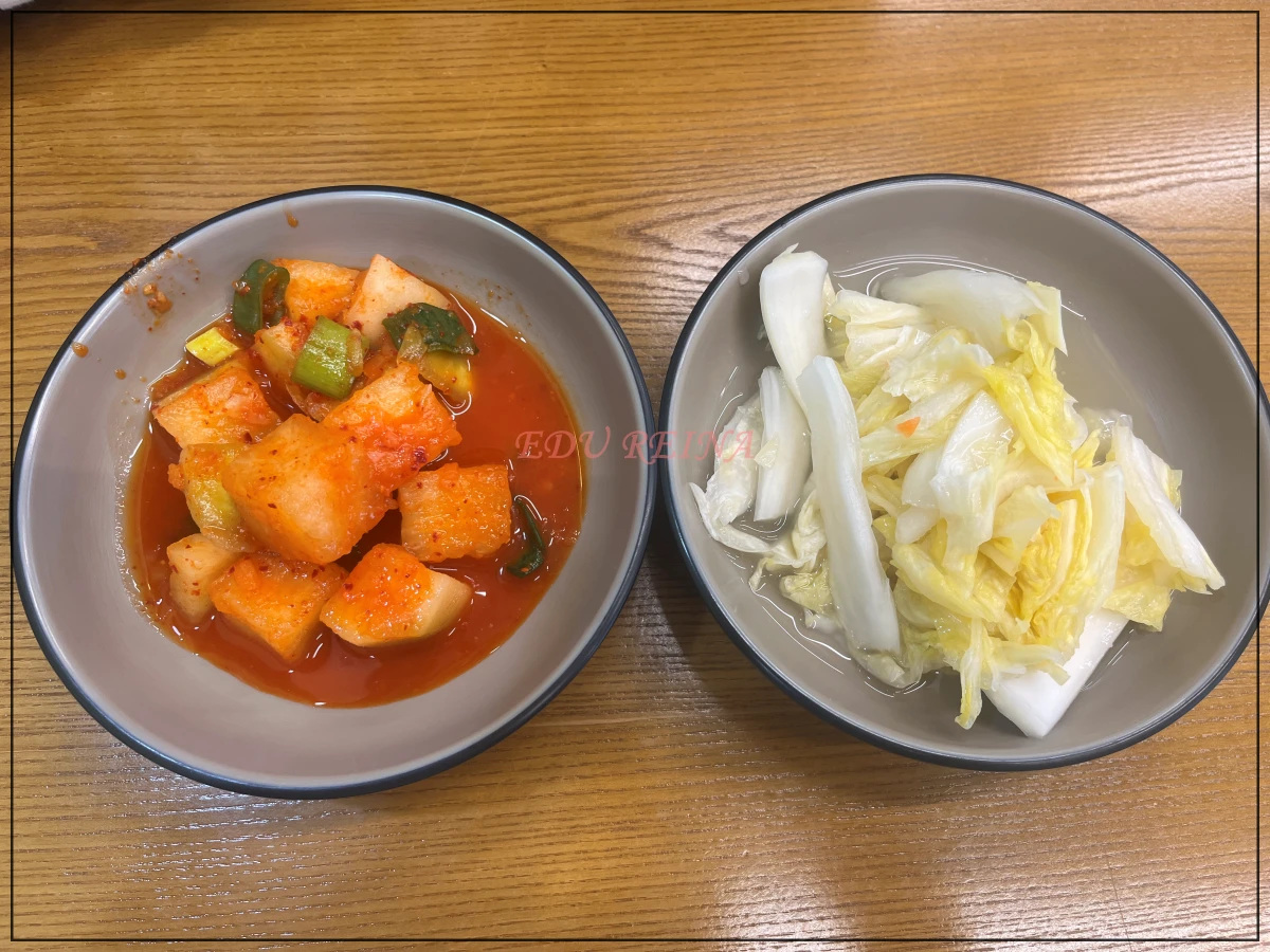 강릉장칼-파주심학산점-밑반찬-깍두기-백김치