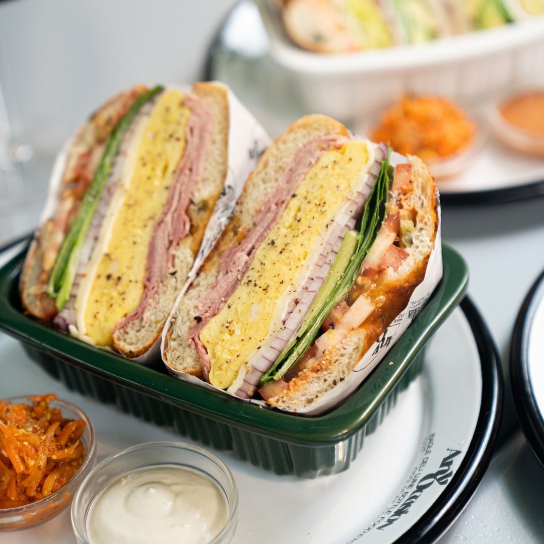 강남 압구정로데오 청담에서 맛보는 오픈런과 웨이팅 기본 트렌드 빵집 베이컨 대파 치즈, 베이글, 오믈렛, 샌드위치 브런치 베이커리 카페 맛집 추천 생방송투데이 리얼맛집 오늘방송 빵 플레이스