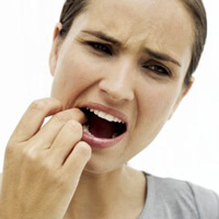 입-안이-아파-만지고-있는-사진