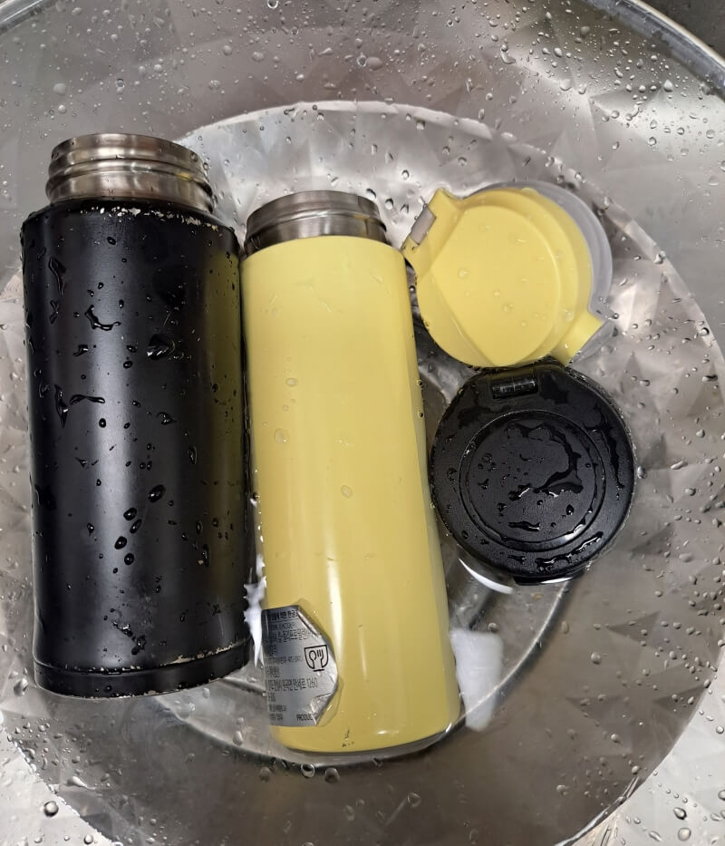 설거지통에 담겨있는 텀블러