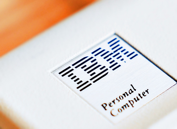 IBM-퍼스널-컴퓨터-글씨가-새겨진-알루미늄-재질-상표가-키보드에-붙어있다