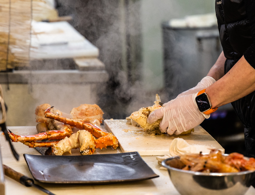 오타루 삼각시장에서 킹크랩을 손질하는 모습