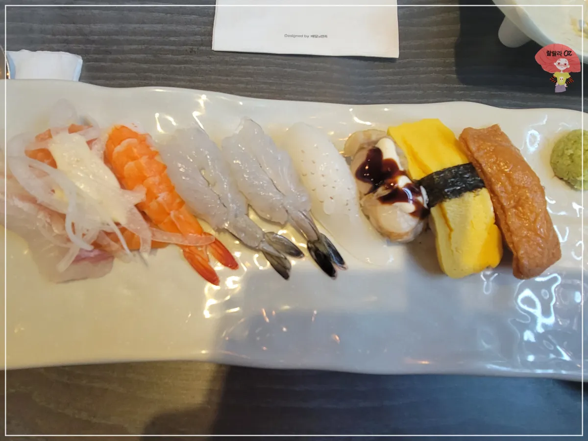 구리-일식-스시본 점심 특선- 접시에-놓인-초밥9피스