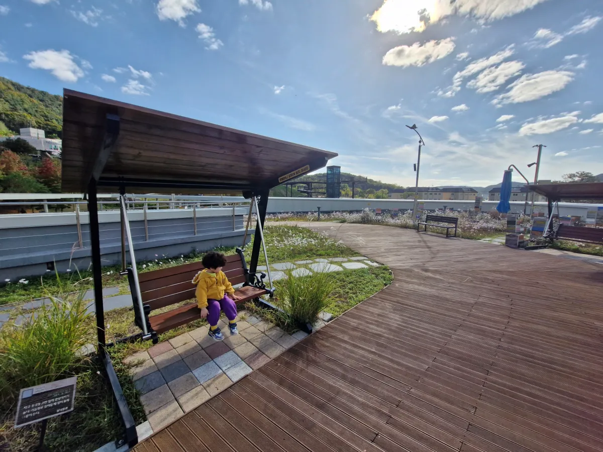 흔들의자에-앉아있는-아이