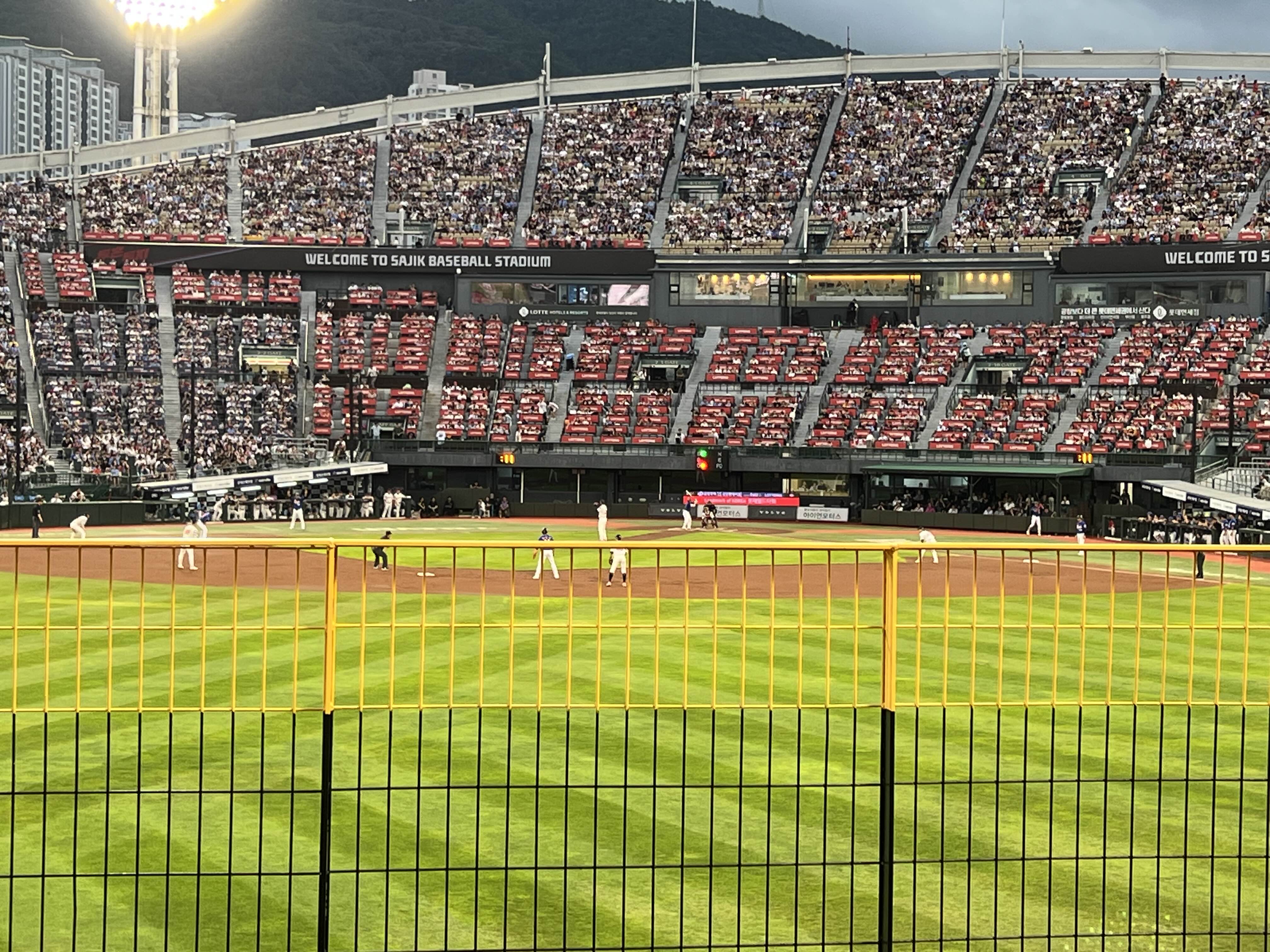 사직 야구장 외야에서 바라 본 내야 모습을 좀 더 확대한 모습