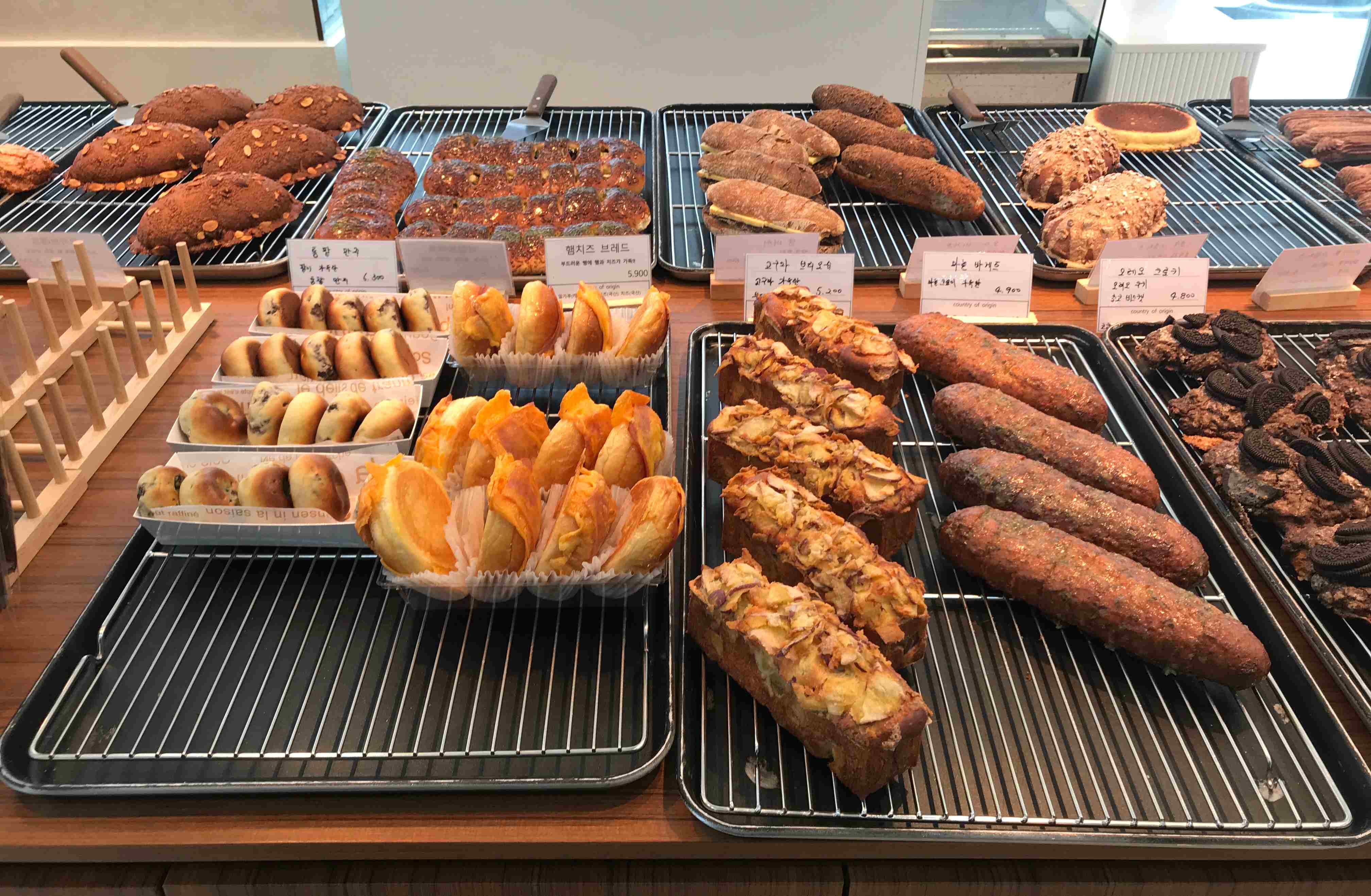 의왕 카페 브리티 빵 진열대