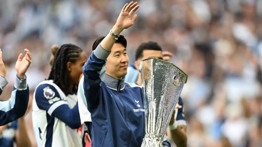 손흥민이 UEFA 유로파 리그 트로피를 들고 팬들에게 인사하고 있다.