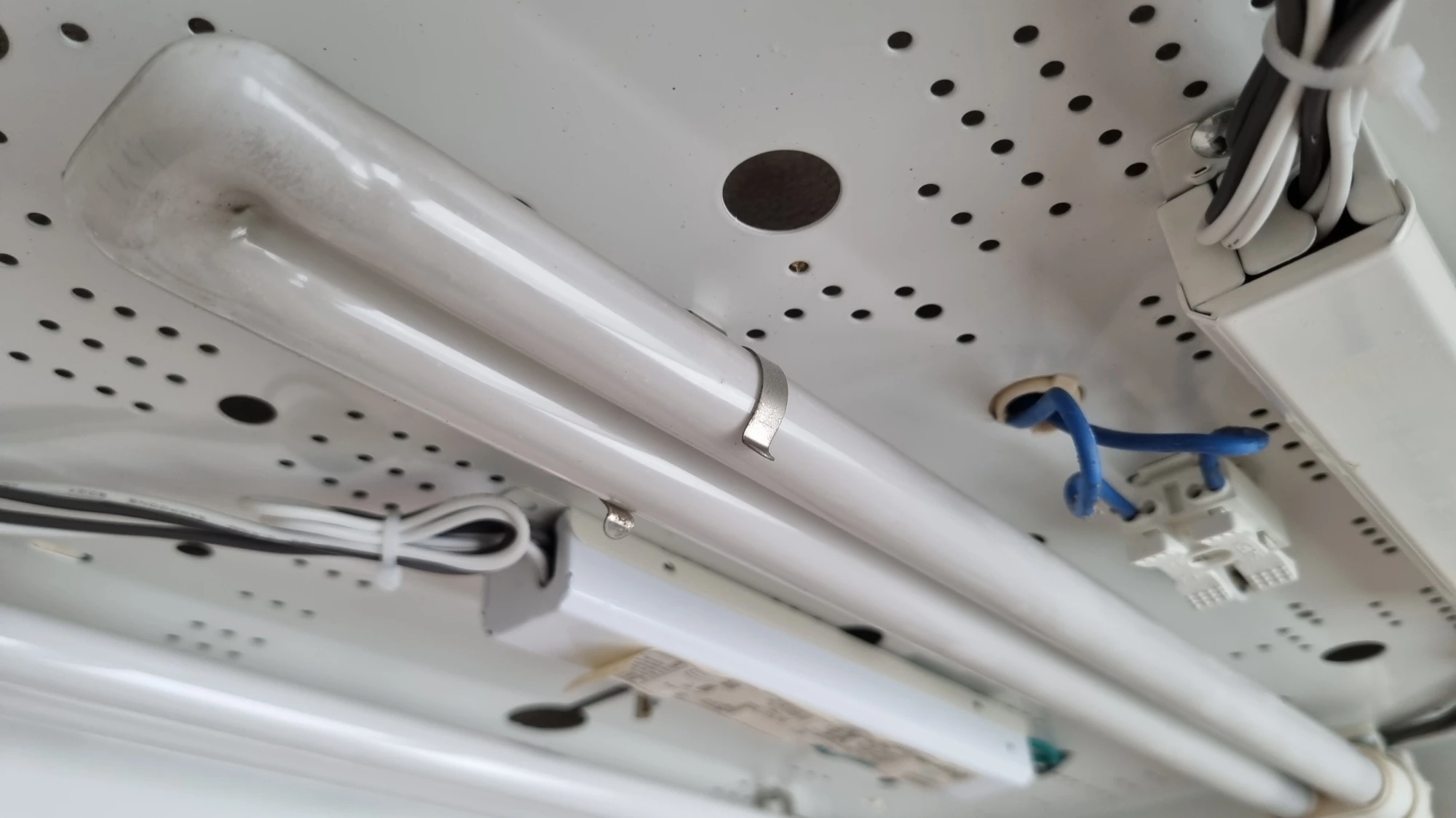 삼파장 램프 끼워진 모습