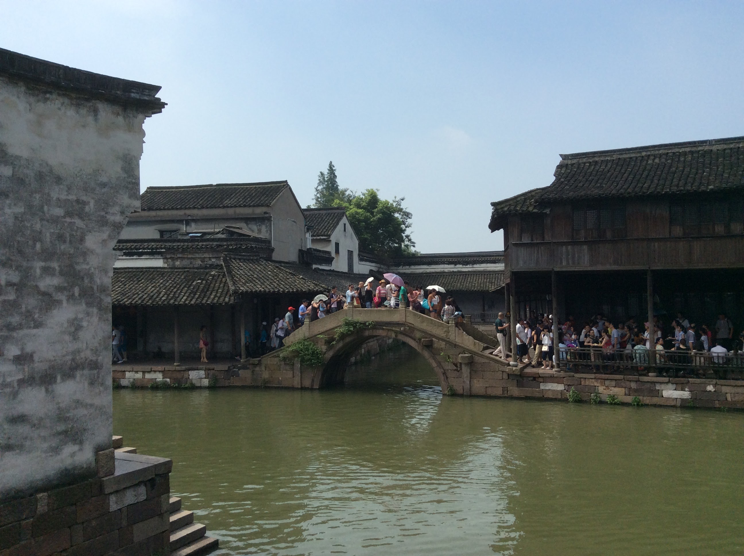 우전 유람선 위에서 본 수상 가옥과 아치형 돌다리