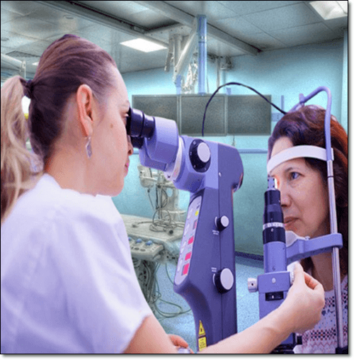 나이든 여성 눈 검사