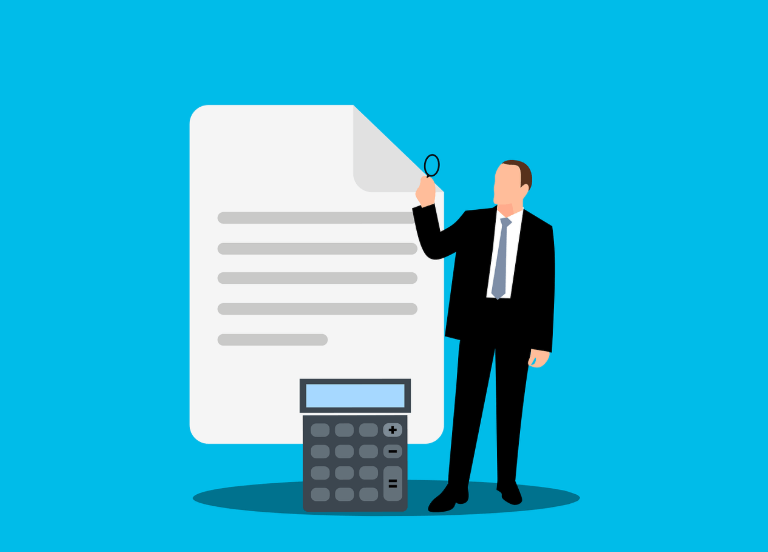 돋보기를 들고 있는 남성과 계산기