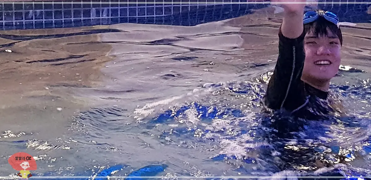 호주-멜버른-아틀란티스-호텔-실내-수영장-에서-즐거운-시간을-보내는-한-소년