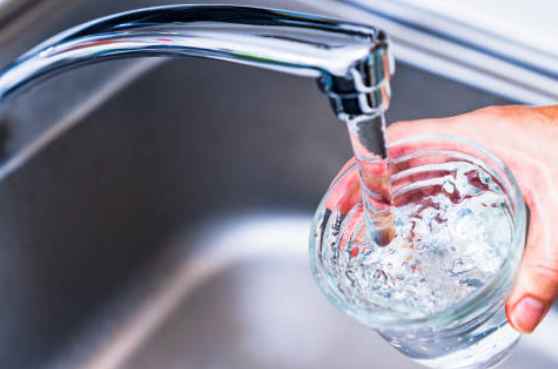 수돗물, 매일 마시지만 정말 ‘깨끗한’ 걸까?