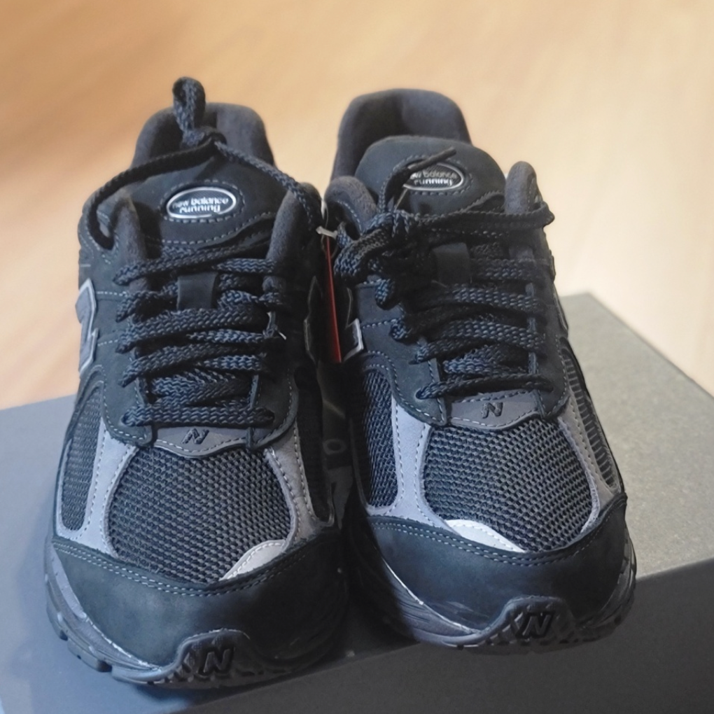 뉴발란스 2002r 스웨이드 소재