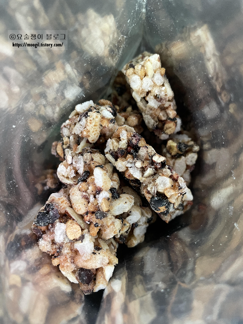 스타벅스-쥐눈이콩-오곡-크런치-내부