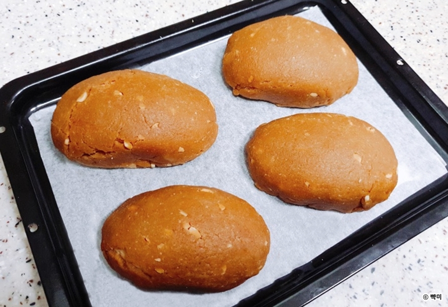 모카빵 반죽을 오븐에 넣고 40분간 굽기