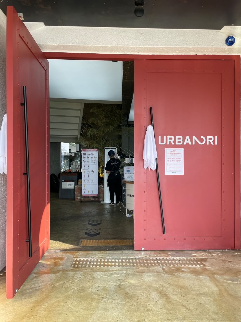 카페-어반리-본점-매장-입구-모습