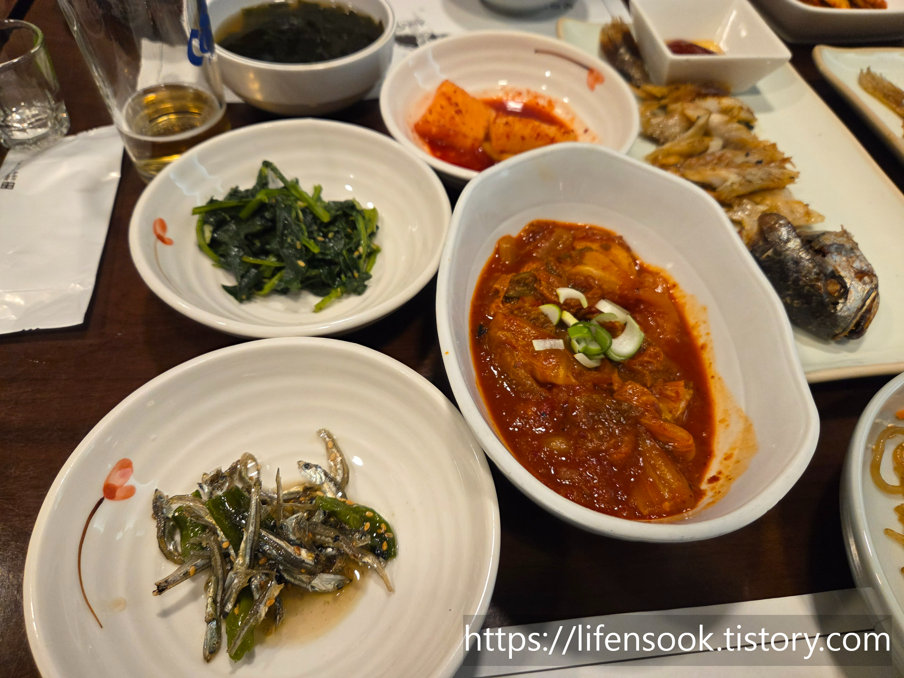 바다축제 보리굴비 약수돌솥밥 정식 반찬 1