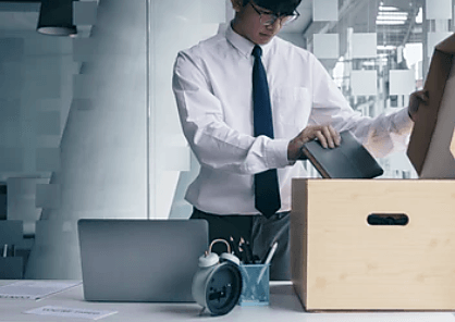 회사-짐을-정리하는-남자