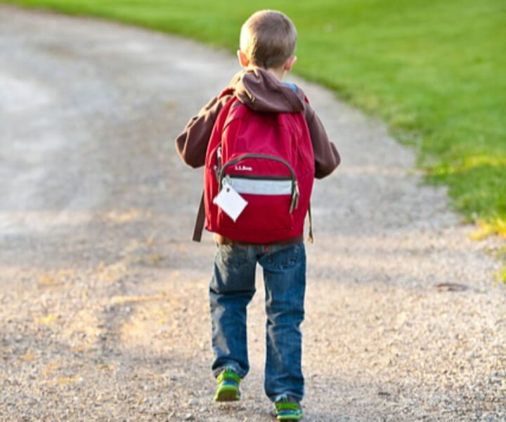 길을-걷고있는-아이
