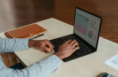 어떤 남자가 온라인 부업을 하는 모습