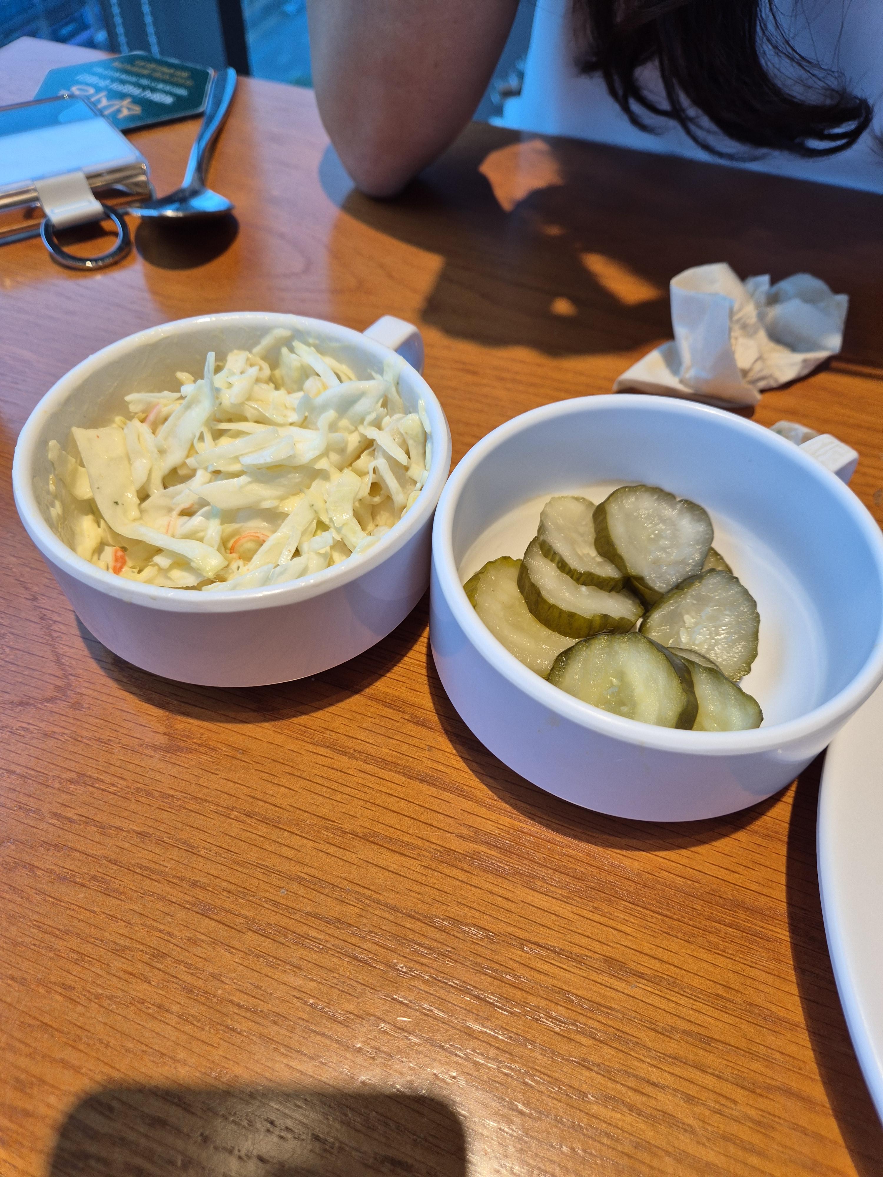 대전 피자몰 피자 사이드 메뉴 코우슬로와 피클