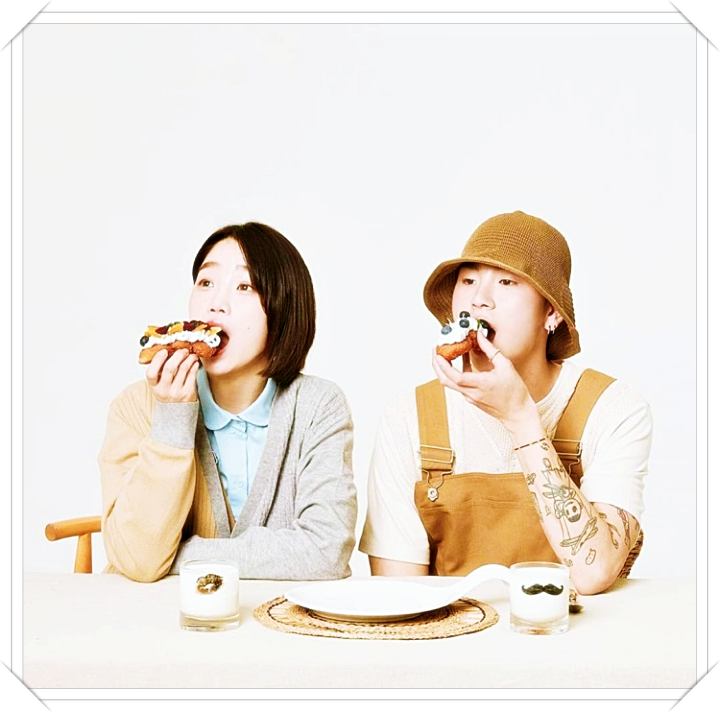 꽈배기-먹는-커플