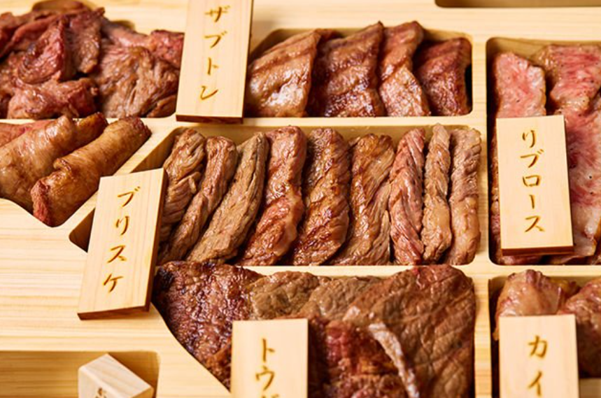 도시락 내부에 소고기 부위들이 각각 적혀있다