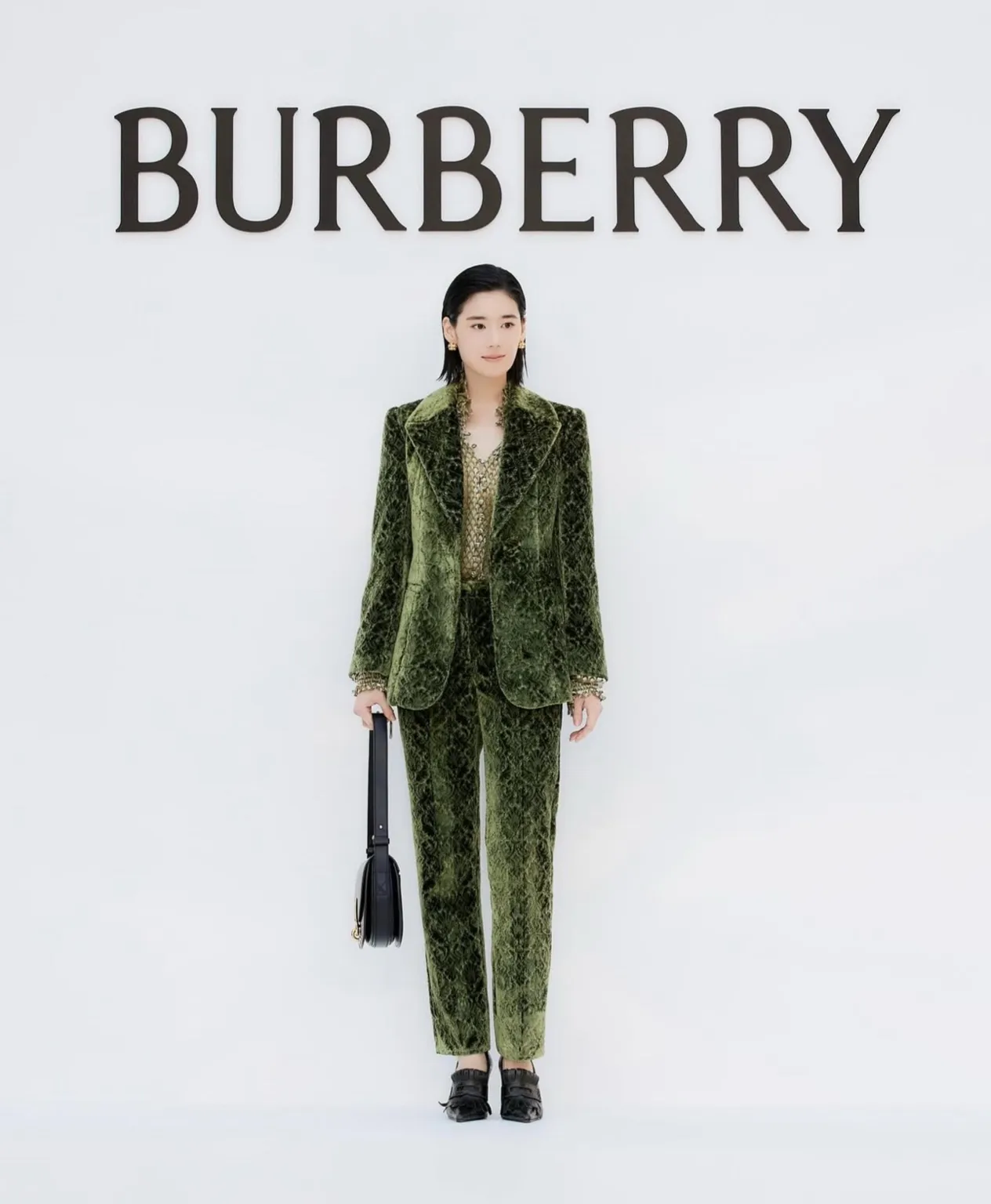 버버리 트렌치코트, 정은채 전지현 버버리 공항패션, 전지현 트렌치코트, 버버리 롱 캐슬포드, 버버리 캐슬포드 오버사이즈, 버버리 캐슬포드 레귤러핏, 2025 FW 공항패션, 공항패션 스타일링, 트렌치코트 비교, 트렌치코트 코디법, 트렌치코트 추천, 셀럽 트렌치코트, 버버리 공식몰, 버버리 나이트 아크백, 셀럽 패션 분석, 여자 트렌치코트 코디, 여자 공항룩