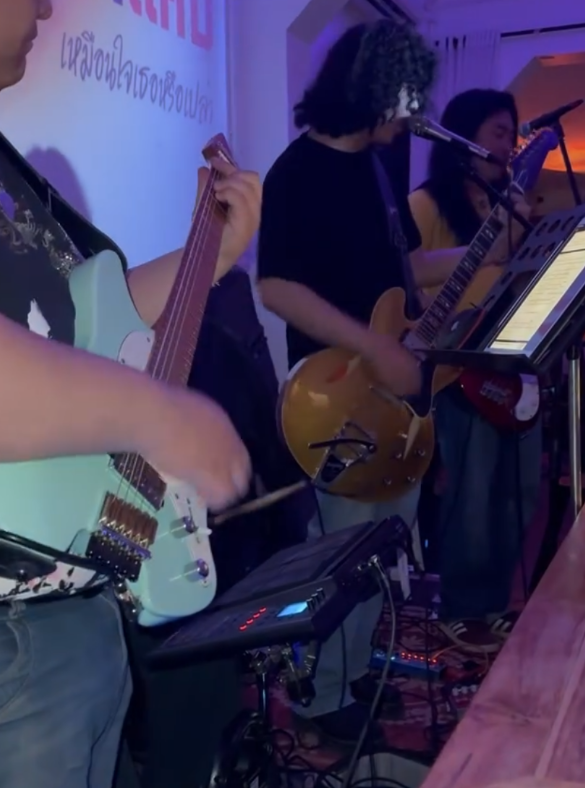치앙마이 로컬바 밴드 공연. 치앙마이 로컬 바에서 치앙마이 청년 3명이 기타를 들고 공연을 하고 있다.