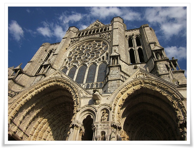 정교한 조각들이 새겨져 있는 샤르트르 대성당의 웅장한 정면의 모습이 밑에서 위로 보는 시선으로 찍힌 사진