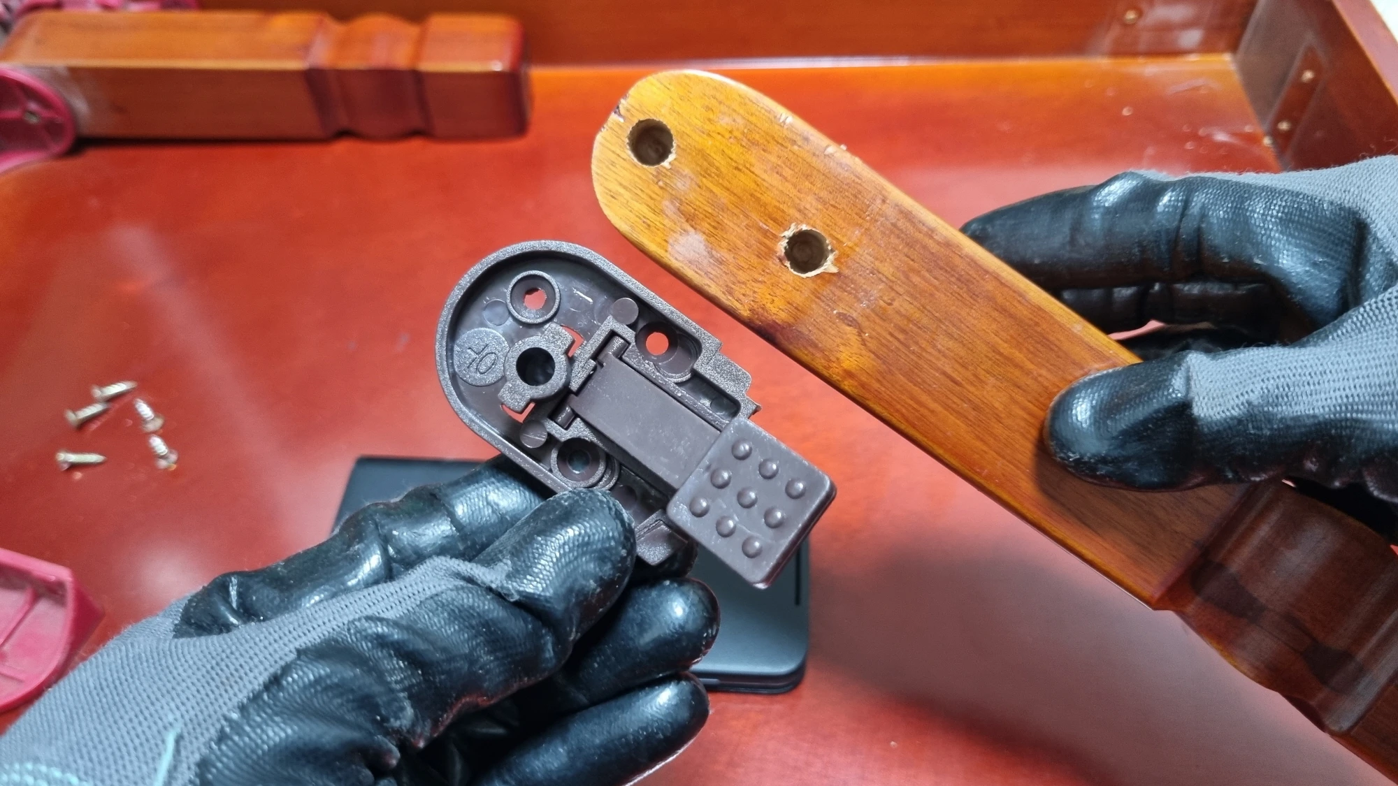 다리에 부품 고정 모습