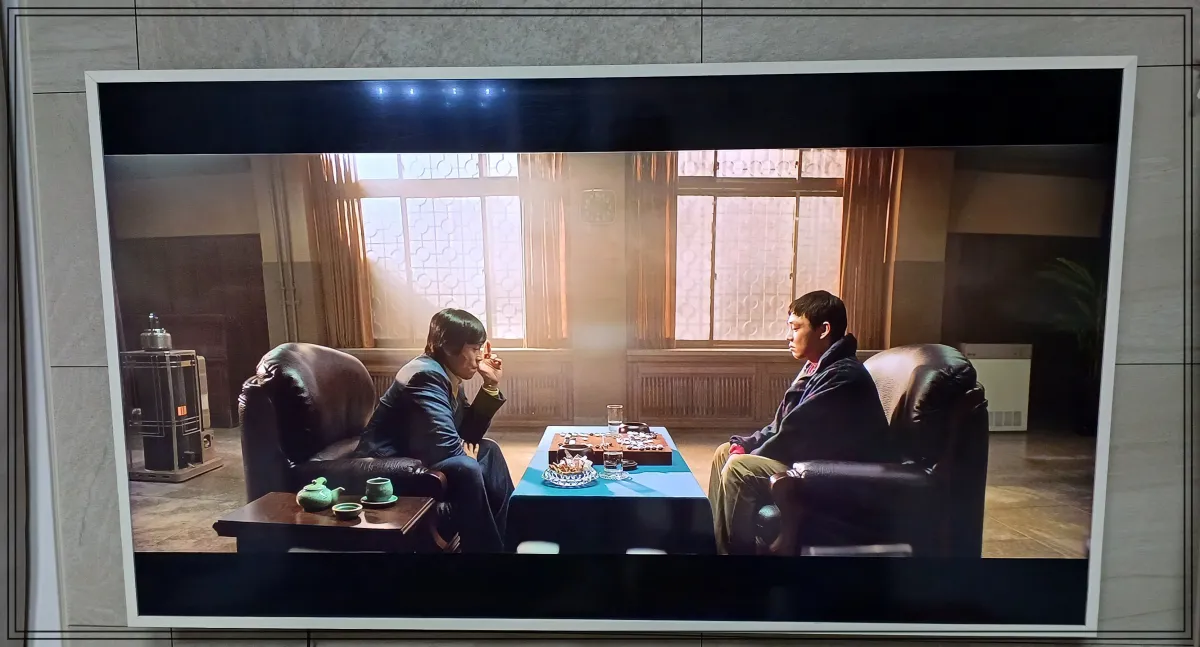 넷플릭스-영화-승부-속-바둑-대국-장면-조훈현과-이창호가-마주-앉아-진지하게-대국을-준비하는 모습-전통적인-분위기의-실내와-고요한-긴장감이-인상적이다.
