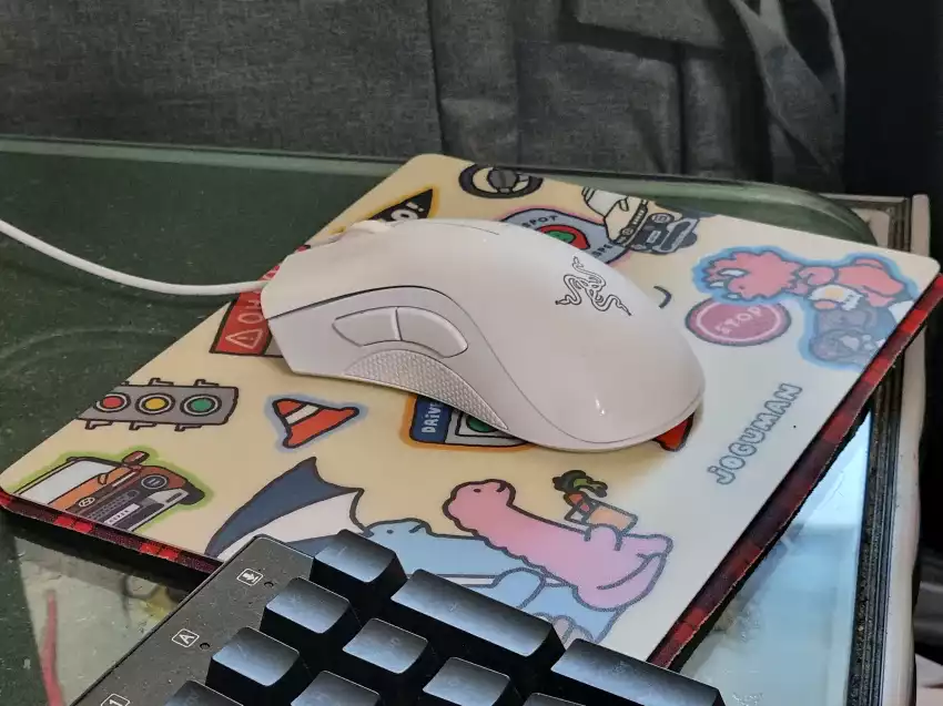 천 패드 위에 조구만 마우스 패드, 유선 마우스를 올린 모습입니다.