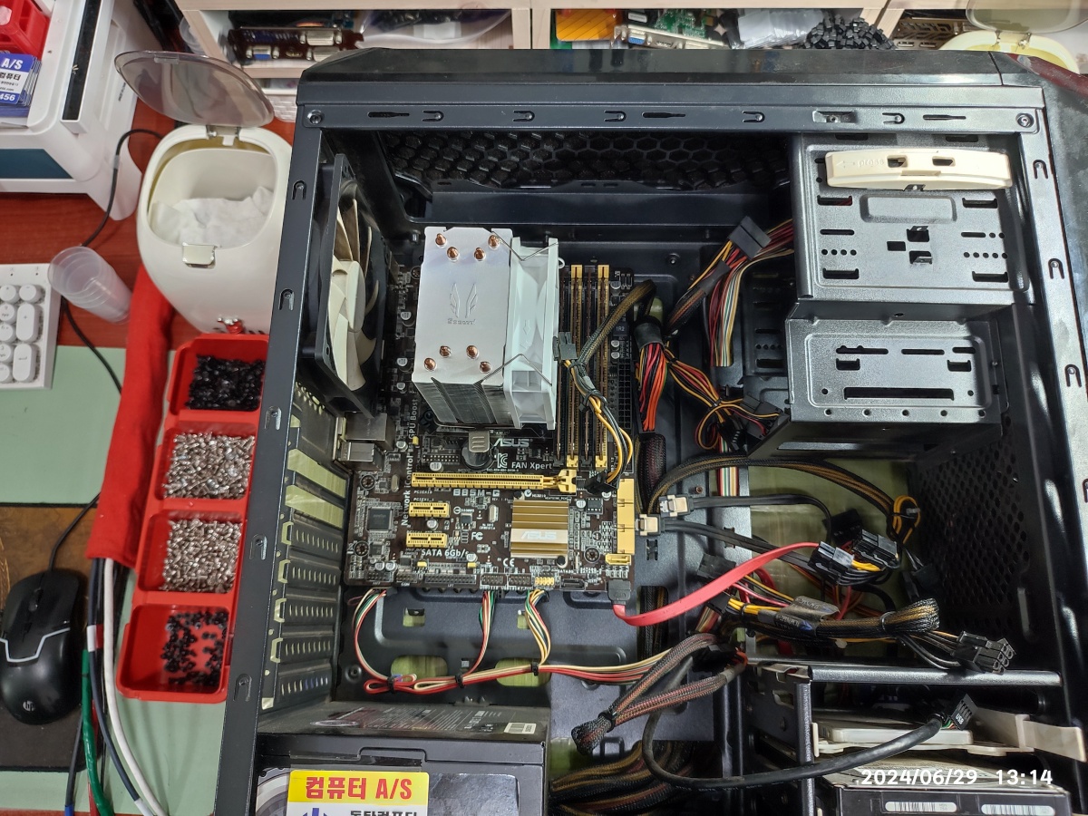 케이스에서 메인보드 분해 중